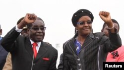 Le président du Zimbabwe Robert Mugabe et son épouse Grace Mugabe.