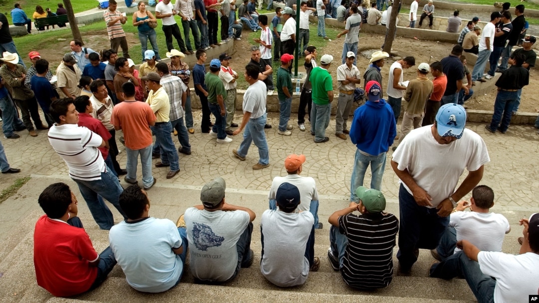 En una foto de archivo, mexicanos esperan cerca del Consulado de los Estados Unidos para una entrevista de visa de trabajo en Monterrey, México, el jueves 17 de mayo de 2007. AP.