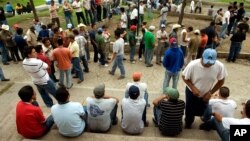 En una foto de archivo, mexicanos esperan cerca del Consulado de los Estados Unidos para una entrevista de visa de trabajo en Monterrey, México, el jueves 17 de mayo de 2007. AP.