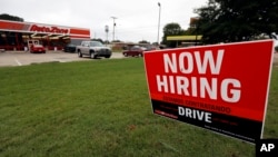 미국 미시시피주 캔턴의 자동차부품상점에 구인 안내문이 붙어있다.