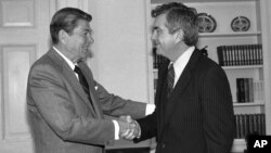 Jerry Parr, derecha, se retiró en 1985 tras 22 años de servicio. En esta foto el presidente Ronald Reagan se despide del agente del servicio secreto que le salvó la vida.