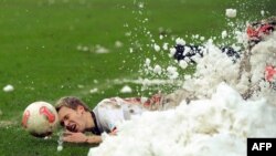 9일 독일 함브루크에서 열린 축구 경기 도중 눈더미 위에 넘어진 선수.