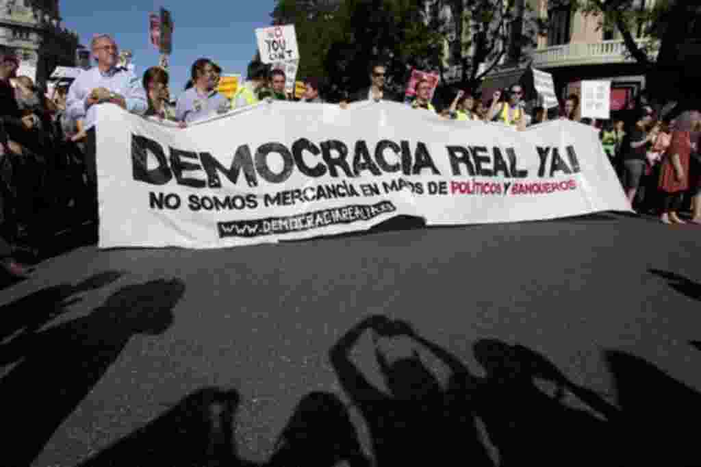 Cientos de personas protestan durante una manifestación convocada por la plataforma 'Democracia real ya' en Madrid, 15 de mayo 2011.