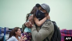 Mikel Aties, se despide de los migrantes en el Albergue Para Migrantes El Buen Samaritano antes de partir a EE. UU. después de esperar durante dos años en Ciudad Juárez, México, el 11 de marzo de 2021.