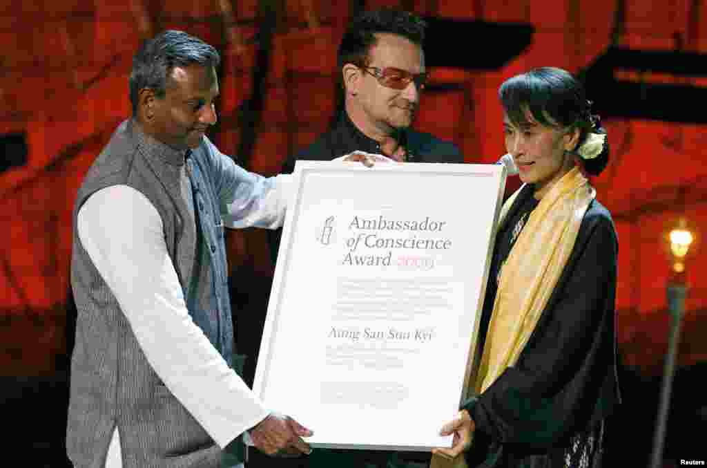 国际特赦组织秘书长萨利尔&bull;谢迪和歌星沃克斯.伯诺在爱尔兰的都柏林授予昂山素季国际良心特使奖。