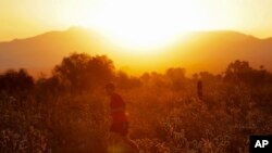 Un hombre corre por el desierto al amanecer en Phoenix, Arizona. Junio 16, de 2017.