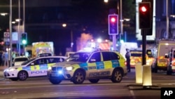 Des voitures de police dans la zone du London Bridge après un incident dans le centre de Londres, le samedi 3 juin 2017. (AP Photo/ Matt Dunham)