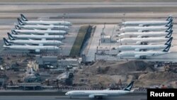 香港爆發新冠疫情后機場停機坪上國泰航空公司停飛的飛機。 （2020年3月5日）