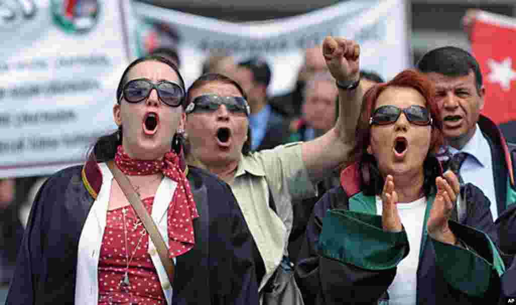 Turkish lawyers march in support of anti-government protests in Ankara, Turkey, June 12, 2013. 