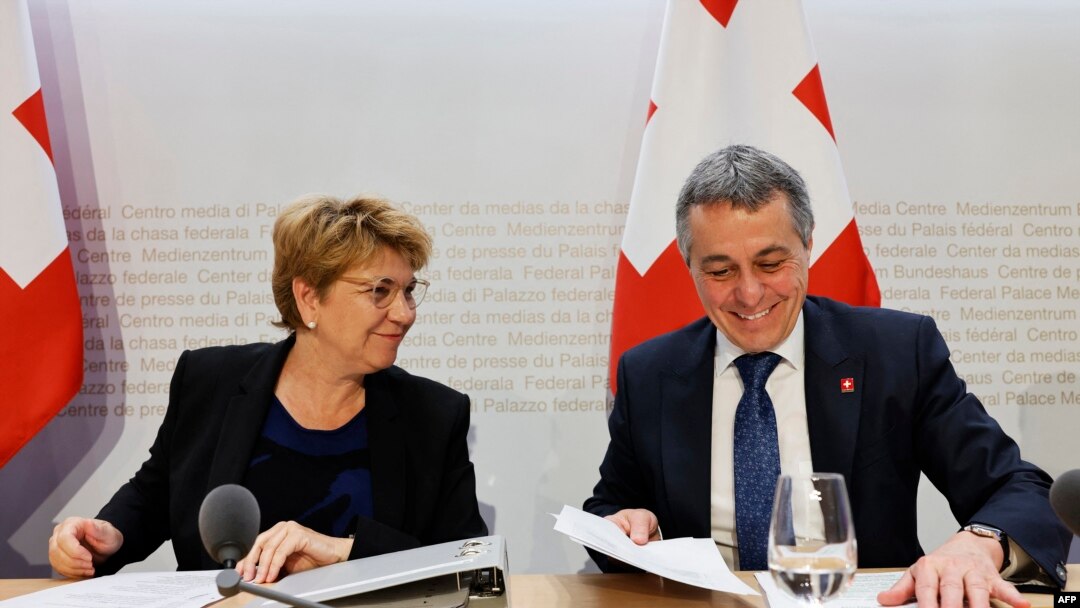 Perezida w'Ubusuwisi Viola Amherd na ministri w'ububanyi n'amahanga Ignazio Cassis mu kiganiro kigenewe abanyamakuru gitegura inama ku mahoro muri Ukraine