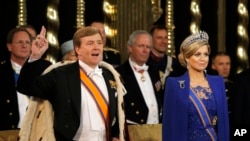 Tân Quốc vương Willem-Alexander (trái) và tân Hoàng hậu Maxima làm lễ đăng quang tại Amsterdam, ngày 30/4/2013.