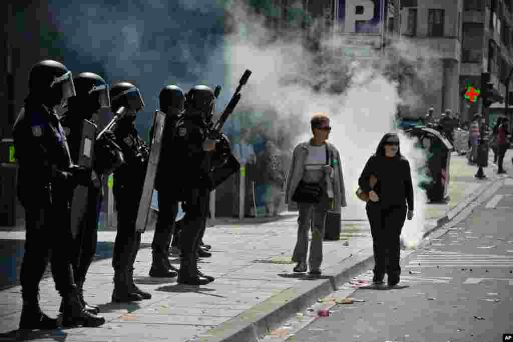 Riot police officers on the street in Pamplona, northern Spain, March 29, 2012. (AP)