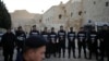 La policía palestina hace fila junto a la Iglesia de la Natividad, tradicionalmente considerada el lugar de nacimiento de Jesús, en Nochebuena, en la ciudad cisjordana de Belén, el martes 24 de diciembre de 2024. AP