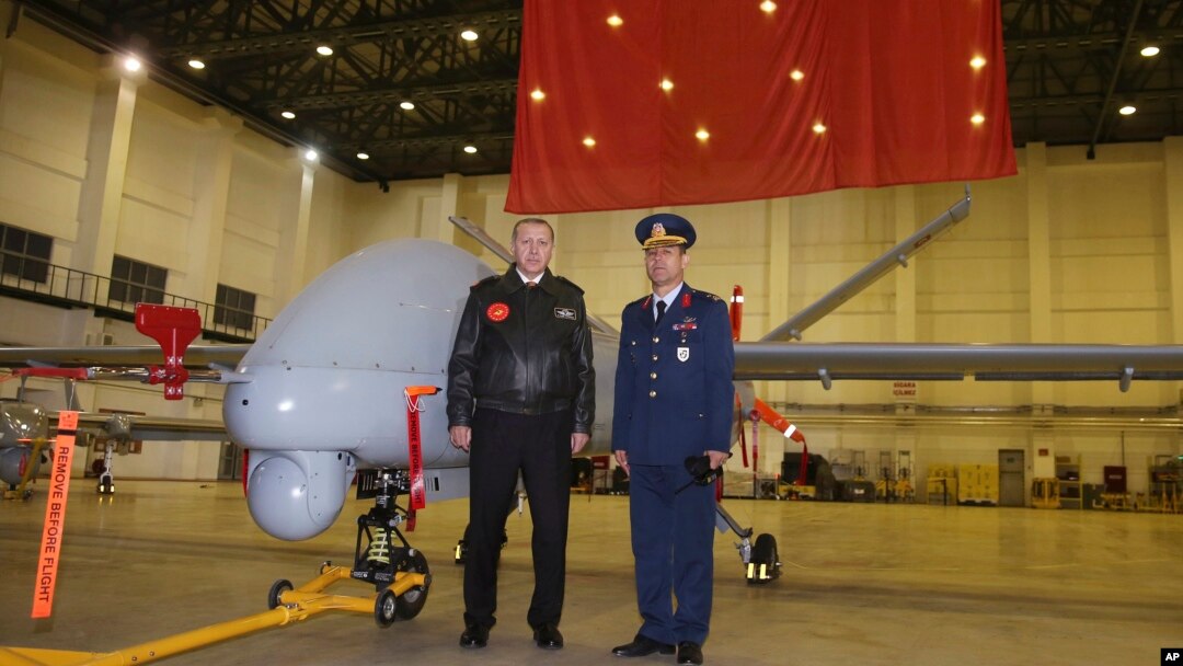 Turkiya Prezidenti Rajab Toyib Erdog'an (chapda) armiya qo'mondoni bilan dron oldida, Batman, Turkiya, 3-fevral, 2018-yil.