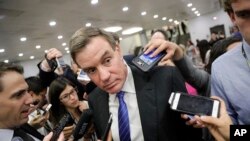 Senatè Demokrat eta Virjiji an, Mark Warner, manm Komisyon Dankèt Sena Ameriken ann,kap mennen ankèt sou enfliyans Larisi nan kous prezidansyèl 2016 yo. Capital Hiils , Washington. 22 jen 2017. 