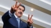 El presidente Nicolás Maduro saluda con los signos de victoria en una cumbre de líderes suramericanos en Brasilia, el 30 de mayo de 2023.