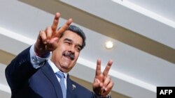 Presiden Venezuela Nicolas Maduro beranjak keluar dari di Istana Itamaraty di Brasilia, pada 30 Mei 2023, setelah menghadiri pertemuan dengan pemimpin negara-negara di Amerika Selatan. (Foto: AFP/ Sergio Lima)