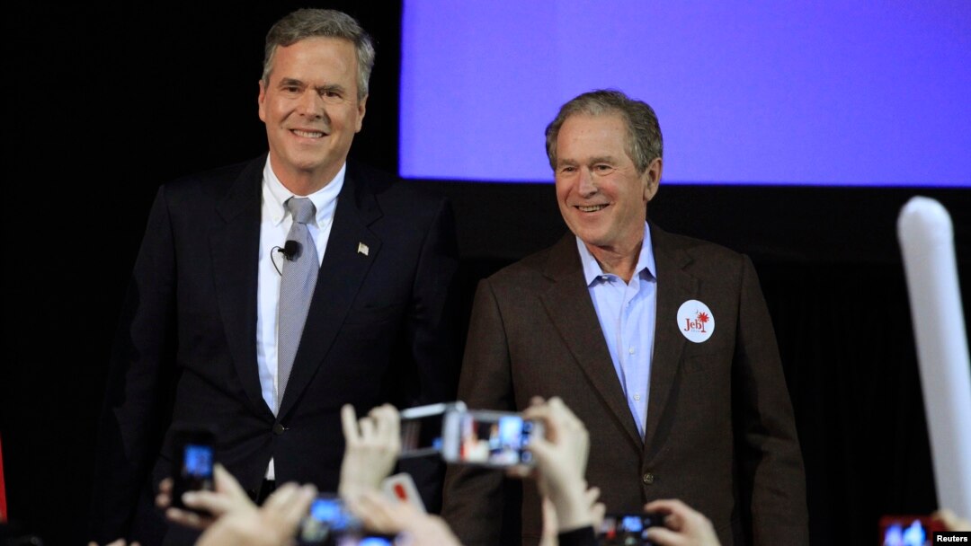 Kandidat Capres partai Republik, Jeb Bush (kiri) tampil dalam kampanye bersama kakaknya, mantan Presiden George W. Bush, di Charleston, South Carolina, Senin malam (15/2).