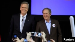 Kandidat Capres AS dari partai Republik, Jeb Bush (kiri) bersama kakaknya, mantan Presiden AS George W. Bush, dalam kampanyenya di North Charleston, South Carolina (15/2).