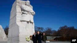 Presiden AS Donald Trump dan Wapres Mike Pence mengunjungi tugu peringatan Dr. Martin Luther King Jr. di Washington DC, hari Senin (21/1).