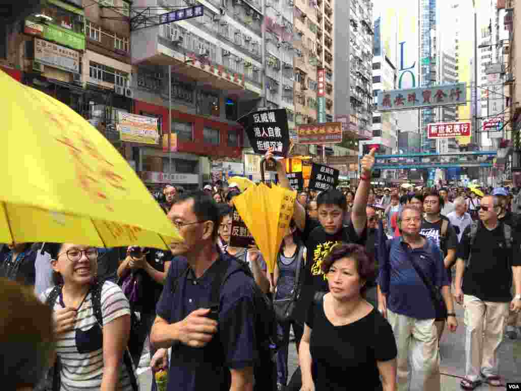 香港几十个政党和团体在中国十一国庆当天下午，举行反威权大游行，抗议政治打压，要求律政司司长袁国强下台。数以万计的港人走上街头，表达反对他们看来的来自北京和香港特区政府的威权打压。