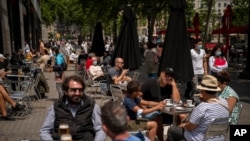 مشتریان بدون ماسک در یک رستوران در شهر بارسلونای اسپانیا - ۲۸ مه ۲۰۲۱