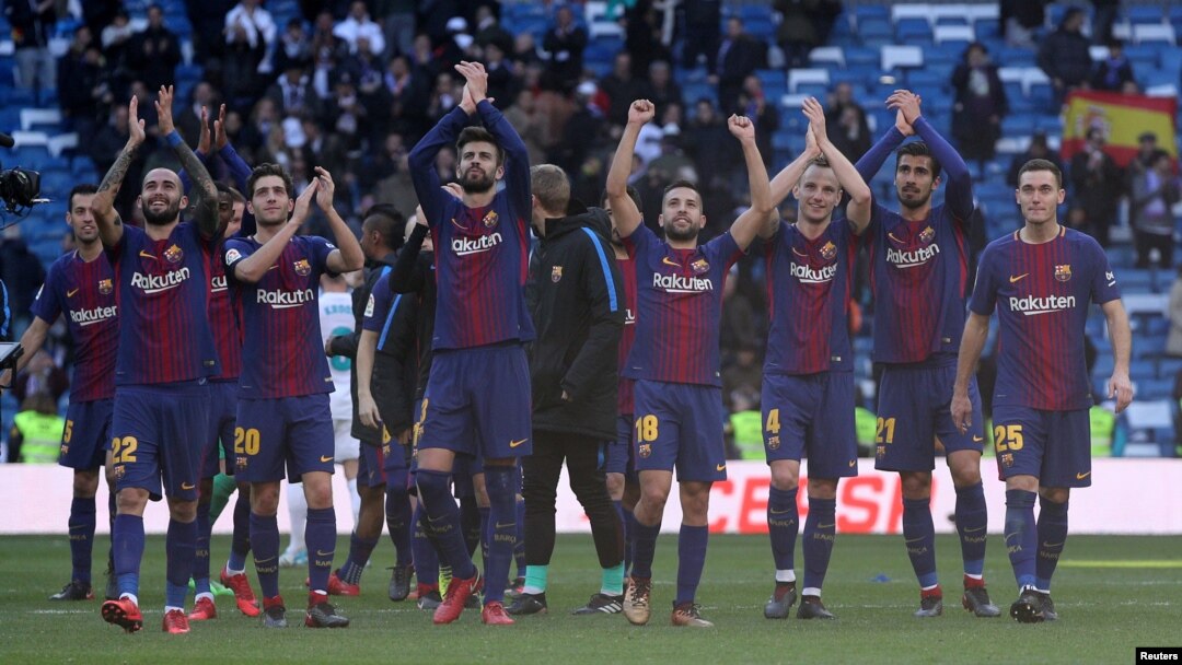 Pemain Barcelona, Gerard Pique, dan rekan-rekan satu tim memberikan tepuk tangan ke arah para penggemarnya di akhir pertandingan klub tersebut melawan Real Madrid di Madrid, 23 Desember 2017.