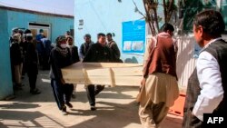지난 24일 아프가니스탄 가즈니주에소 도로변 차량 폭탄 테러로 9명의 민간인이 사망했다. 희생자 가족들이 시신을 운구하고 있다.