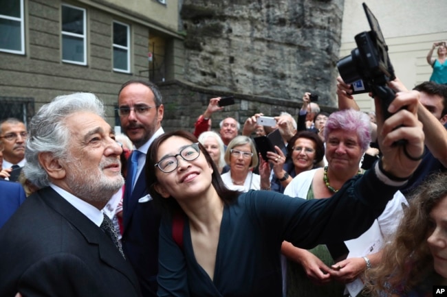 Placido Domingo posa para selfies en la Casa de Ópera 'Festspielhaus' de Salzburgo, Austria, después que actuó en 'Luisa Miller' de Giuseppe Verdi, el 25 de agosto de 2019.