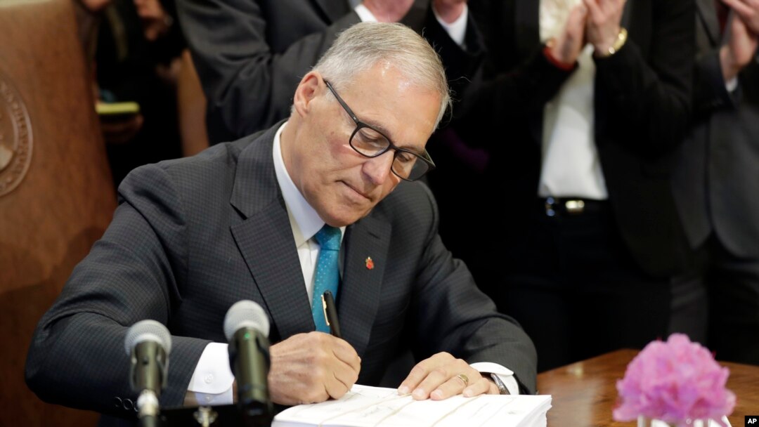 El estado de Washington se ha convertido en otro estado de la costa oeste de Estados Unidos que promulga protecciones que les impiden a todas las autoridades locales preguntar acerca del estatus migratorio. El gobernador Jay Inslee firmó la iniciativa esta semana.