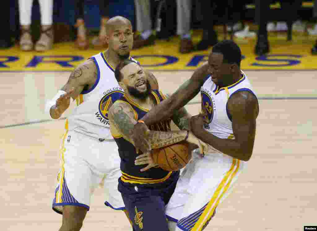 Hotunan wasanin karshe na NBA tsakanin Golden State Warriors &nbsp;da&nbsp; Cleveland Cavaliers, Deron Williams tare da Draymond Green LeBron, ranar Alhamis 1 ga watan Yuni, shekarar 2017.