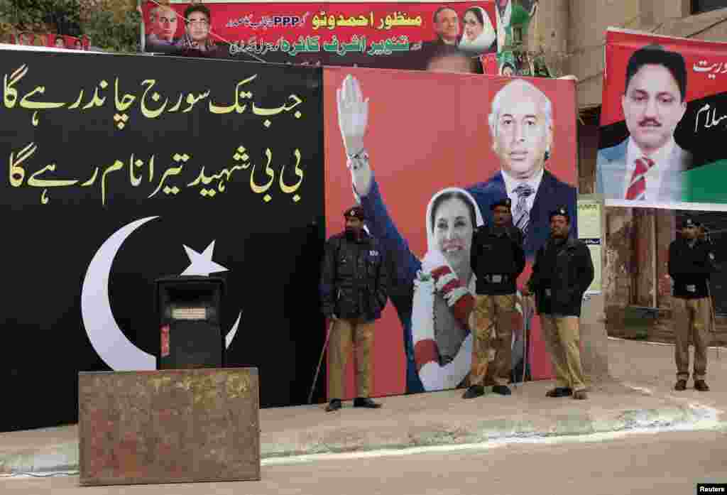 لیاقت باغ راولپنڈی کے باہر تعینات پولیس اہلکار 