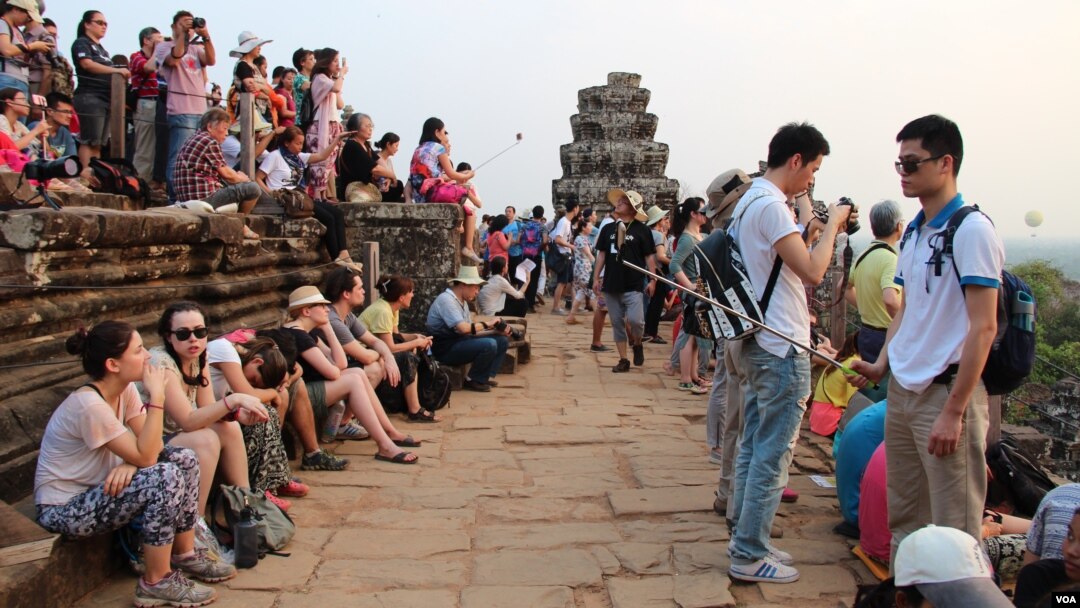 Du khách chờ chụp ảnh hoàng hôn ở đền Phnom Bakheng tại Siem Reap, điểm đến của nhiều khách "Tây ba lô" tại Campuchia.
