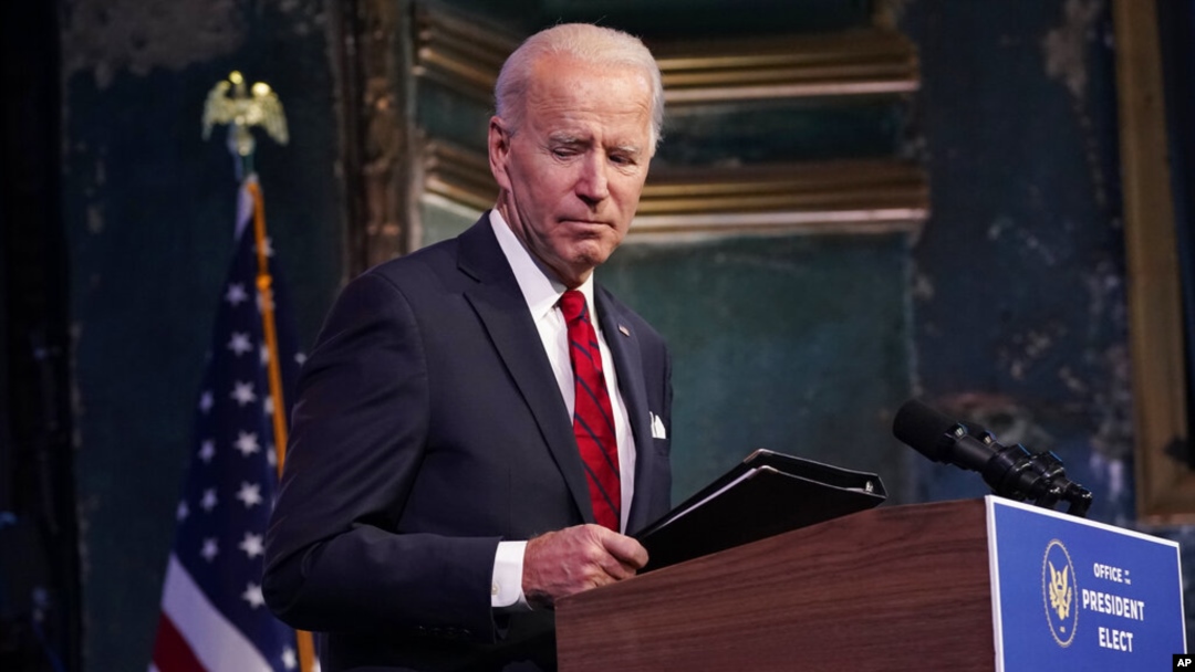 Presiden terpilih Joe Biden pergi setelah berbicara di sebuah acara di teater The Queen, Jumat, 15 Januari 2021, di Wilmington, Del. (Foto: AP/Matt Slocum)