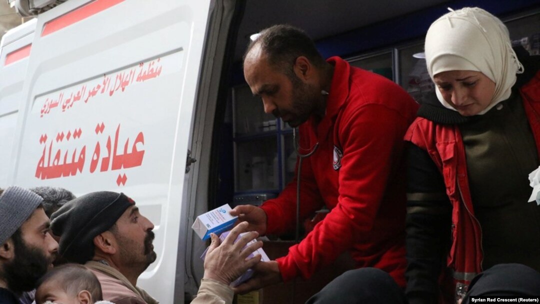 Relawan Palang Merah Suriah memberikan obat-obatan ke warga sipil di Ghouta, Suriah, 5 Maret 2018. (Foto: dok).
