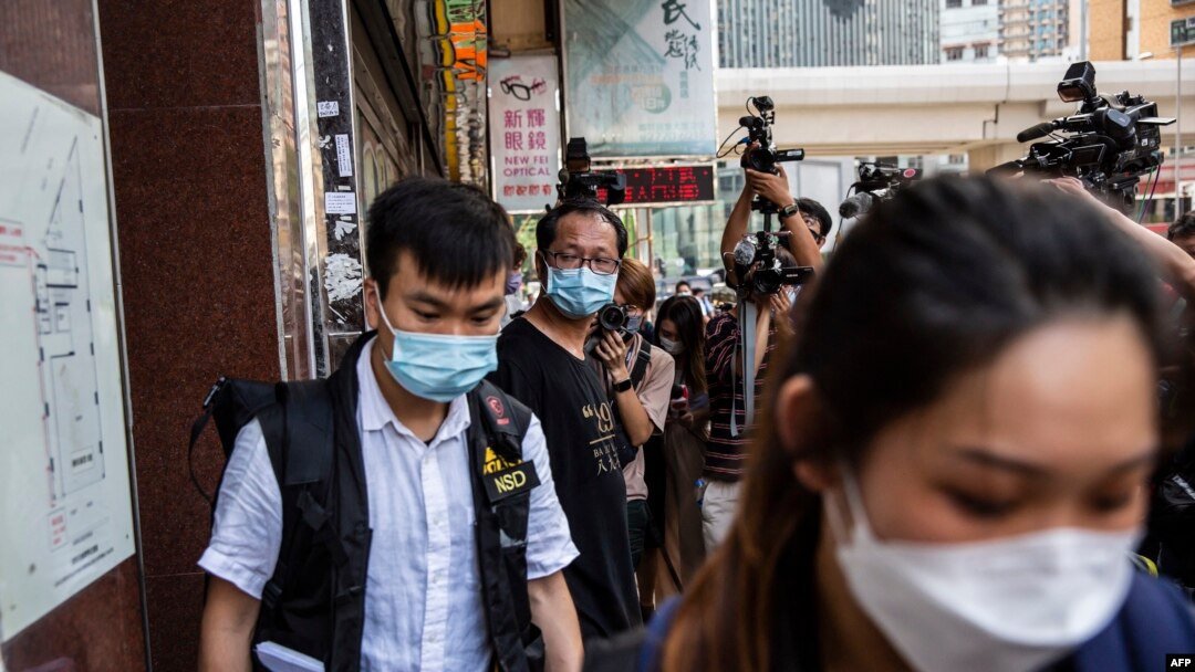 Richard Tsoi (tengah), mantan anggota komite tetap Aliansi Hong Kong dalam Mendukung Gerakan Demokratik Patriotik China, di Hong Kong, 9 September 2021. ( ISAAC LAWRENCE / AFP))