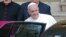 El papa Francisco sale de la basílica Santa María Maggiore, en Roma.