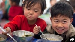 북한 유치원 점심식사 시간 (2011년 자료사진)