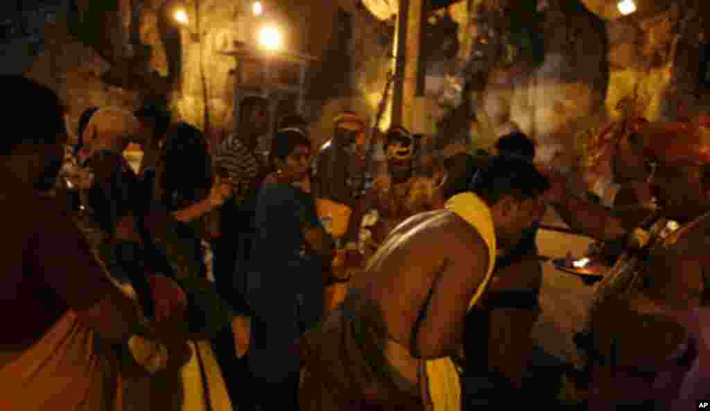 Devotees journeyed some 15 kilometres, usually at midnight, in order to arrive at the temple in the early morning to receive blessings from the priests.(VOA - Yong YN)