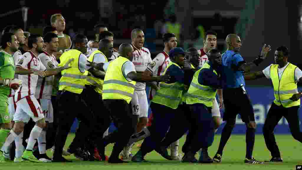 O juíz do jogo entre Tunísia e Guiné Equatorial é protegido contra jogadores da Tunísia.