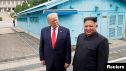 រូបឯកសារ៖ ប្រធានាធិបតីអាមេរិកលោក Donald Trump ជួបជាមួយមេដឹកនាំកូរ៉េខាងជើងលោក Kim Jong Un នៅតំបន់ខណ្ឌចែកព្រំដែនរវាងប្រទេសទាំងពីរ នៅ Panmunjom ប្រទេសកូរ៉េខាងត្បូង កាលពីថ្ងៃទី៣០ ខែមិថុនា ឆ្នាំ២០១៩។ 