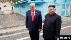 Presiden AS Donald Trump dan pemimpin Korut Kim Jong Un dalam pertemuan di Panmunjom, 30 Juni 2019 lalu (foto: dok). 