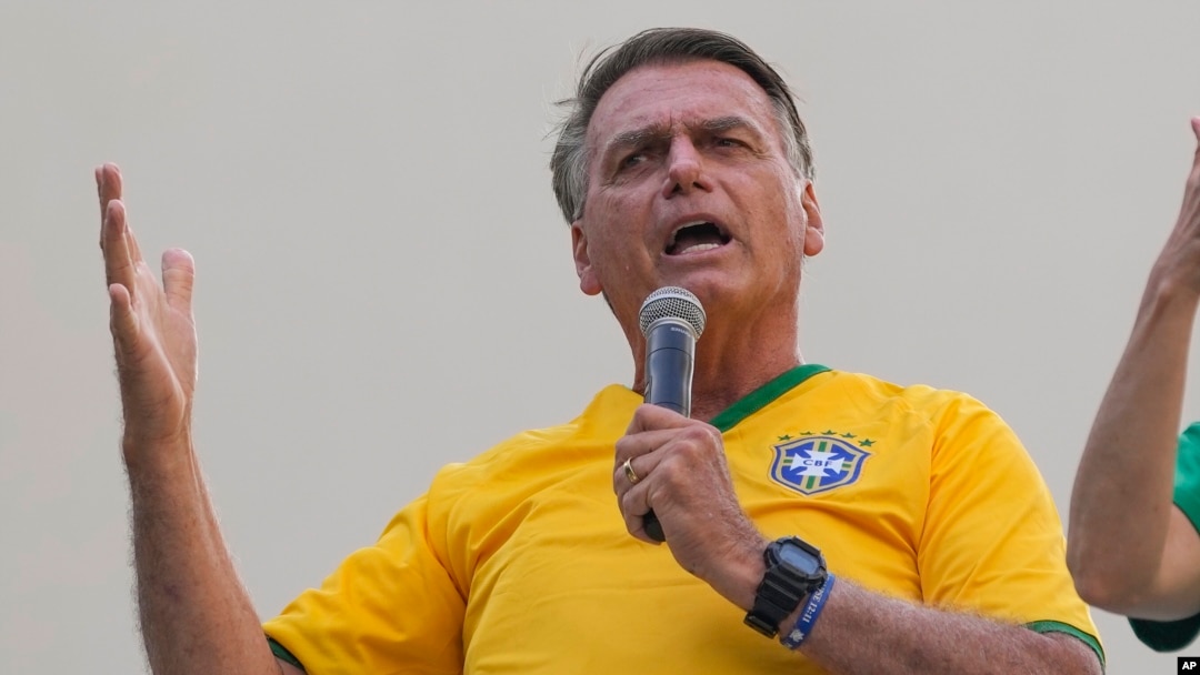 ARCHIVO - El expresidente Jair Bolsonaro se dirige a sus seguidores durante un mitin en Sao Paulo, Brasil, el 25 de febrero de 2024.