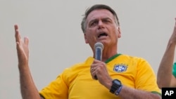 Mantan Presiden Brazil Jair Bolsonaro menyapa para pendukungnya dalam sebuah kampanye di Sao Paulo, Brazil, pada 25 Februari 2024. (Foto: AP/Andre Penner)