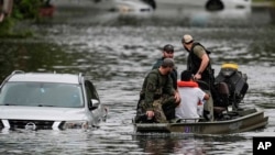 Los rescatistas evacúan a las personas de un complejo de apartamentos en Clearwater, Florida, el 10 de octubre de 2024, después del paso del huracán Milton. 