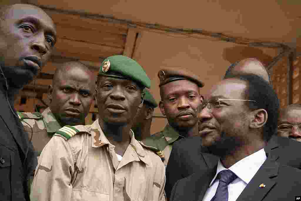 Coup leader Amadou Haya Sanogo, center, stands with Mali's parliamentary head Dioncounda Traore, right, at junta headquarters in Kati, outside Bamako, Mali, April 9, 2012. (AP) 