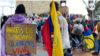 Jóvenes colombianos se reúnen en el norte de Bogotá para protestas contra el Gobierno, el miércoles 5 de mayo. [Foto: Karen Sánchez, VOA]