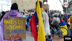 Jóvenes colombianos se reúnen en el norte de Bogotá para protestas contra el Gobierno, el miércoles 5 de mayo. [Foto: Karen Sánchez, VOA]