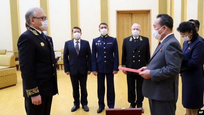지난 2020년 5월, 알렉산드르 마체고라 주북 러시아 대사(사진 왼쪽)이 만수대 회의장에서 김정은 북한 국무위원장이 수여한 러시아 승리 메달을 받고 있는 모습. (자료 사진)