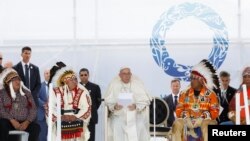 El papa Francisco se reúne con dirigentes indígenas de las Primeras Naciones, los Metis y los Inuit, en Maskwacis, Canadá, el 25 de julio de 2022.